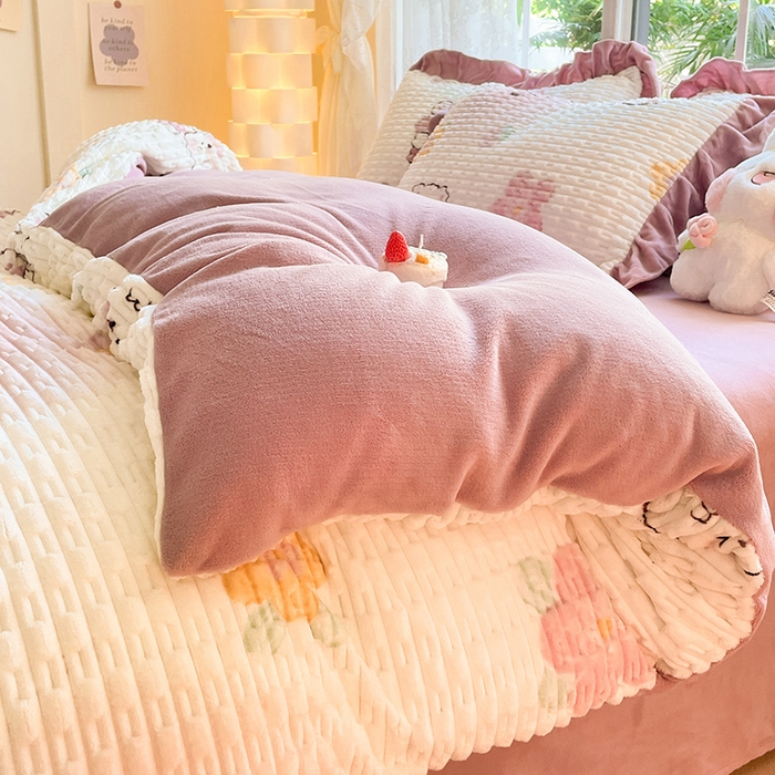 91家纺网 家纺一手货源 找家纺 摩妮卡 2025新款提花豆豆绒卡通印花牛奶绒四件套 多米熊