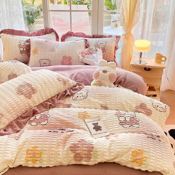 91家纺网 家纺一手货源 找家纺 摩妮卡 2025新款提花豆豆绒卡通印花牛奶绒四件套 多米熊