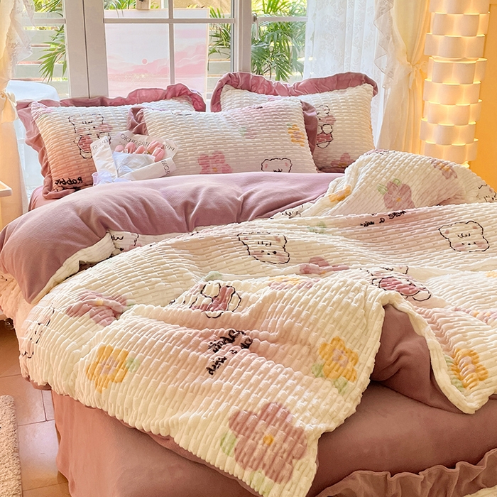 91家纺网 家纺一手货源 找家纺 摩妮卡 2025新款提花豆豆绒卡通印花牛奶绒四件套 多米熊