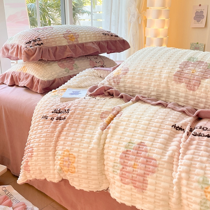 91家纺网 家纺一手货源 找家纺 摩妮卡 2025新款提花豆豆绒卡通印花牛奶绒四件套 多米熊