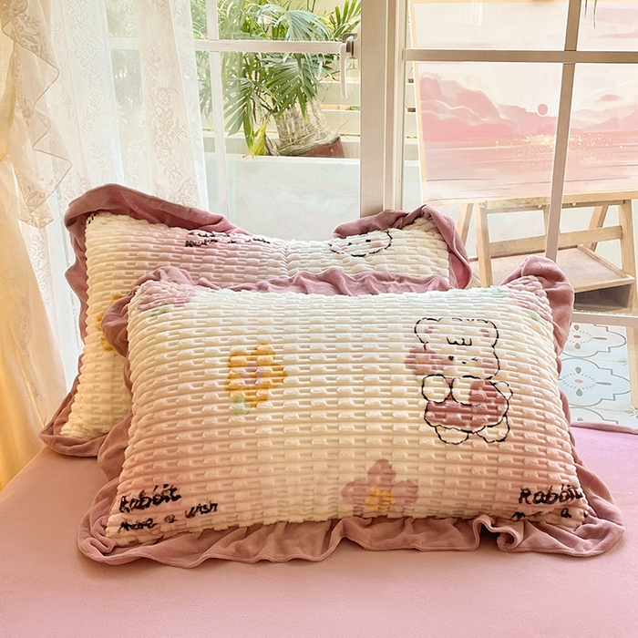 91家纺网 家纺一手货源 找家纺 摩妮卡 2025新款提花豆豆绒卡通印花牛奶绒四件套 多米熊