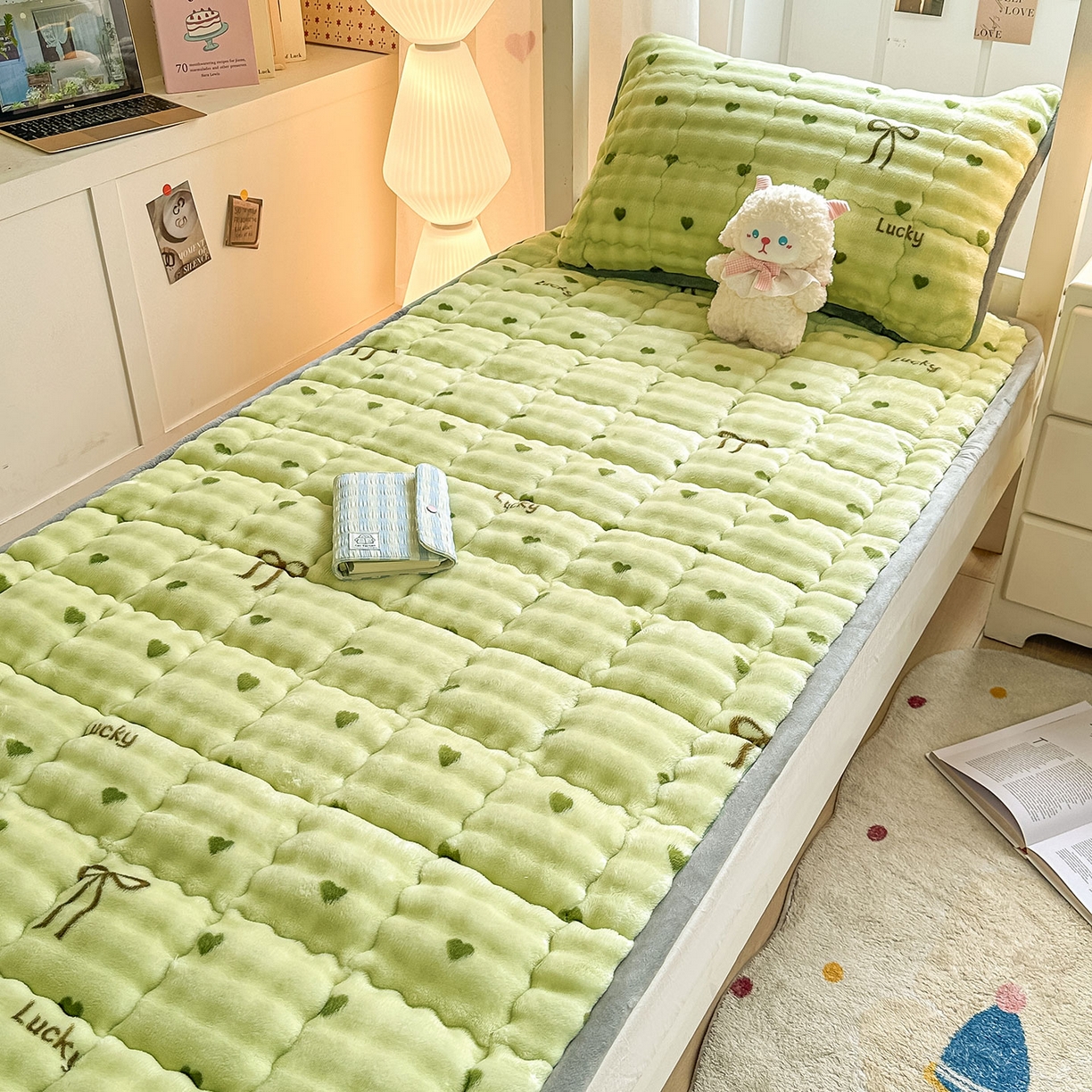 91家纺网 家纺一手货源 找家纺 眠势力 2025新款牛奶绒泡泡床褥加绒仿兔毛绒床褥子秋冬保暖珊瑚绒夹棉学生上下铺床护垫 爱心绿