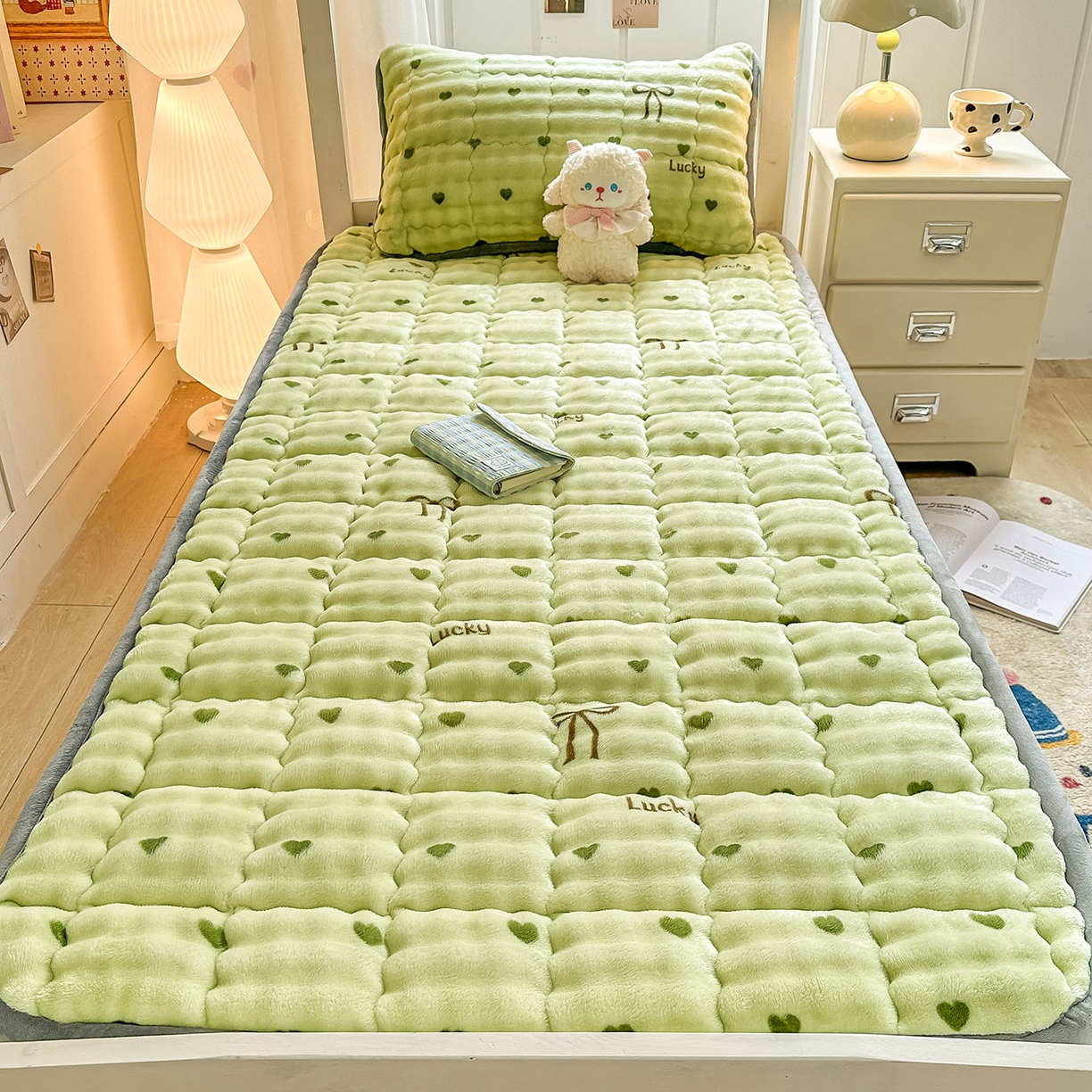 91家纺网 家纺一手货源 找家纺 眠势力 2025新款牛奶绒泡泡床褥加绒仿兔毛绒床褥子秋冬保暖珊瑚绒夹棉学生上下铺床护垫 爱心绿