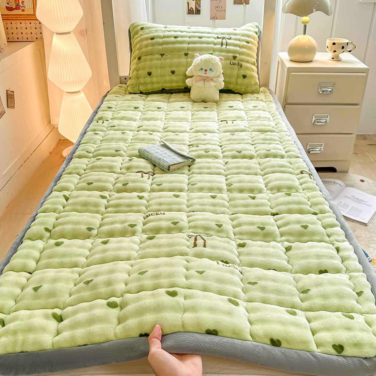 91家纺网 家纺一手货源 找家纺 眠势力 2025新款牛奶绒泡泡床褥加绒仿兔毛绒床褥子秋冬保暖珊瑚绒夹棉学生上下铺床护垫 爱心绿