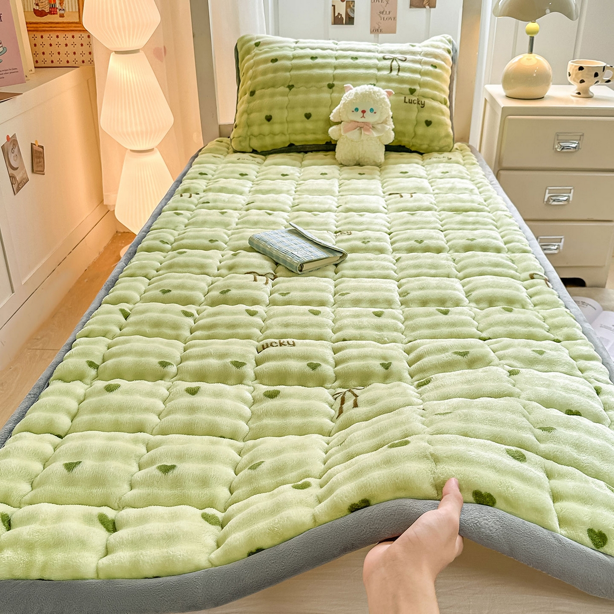 91家纺网 家纺一手货源 找家纺 眠势力 2025新款牛奶绒泡泡床褥加绒仿兔毛绒床褥子秋冬保暖珊瑚绒夹棉学生上下铺床护垫 爱心绿