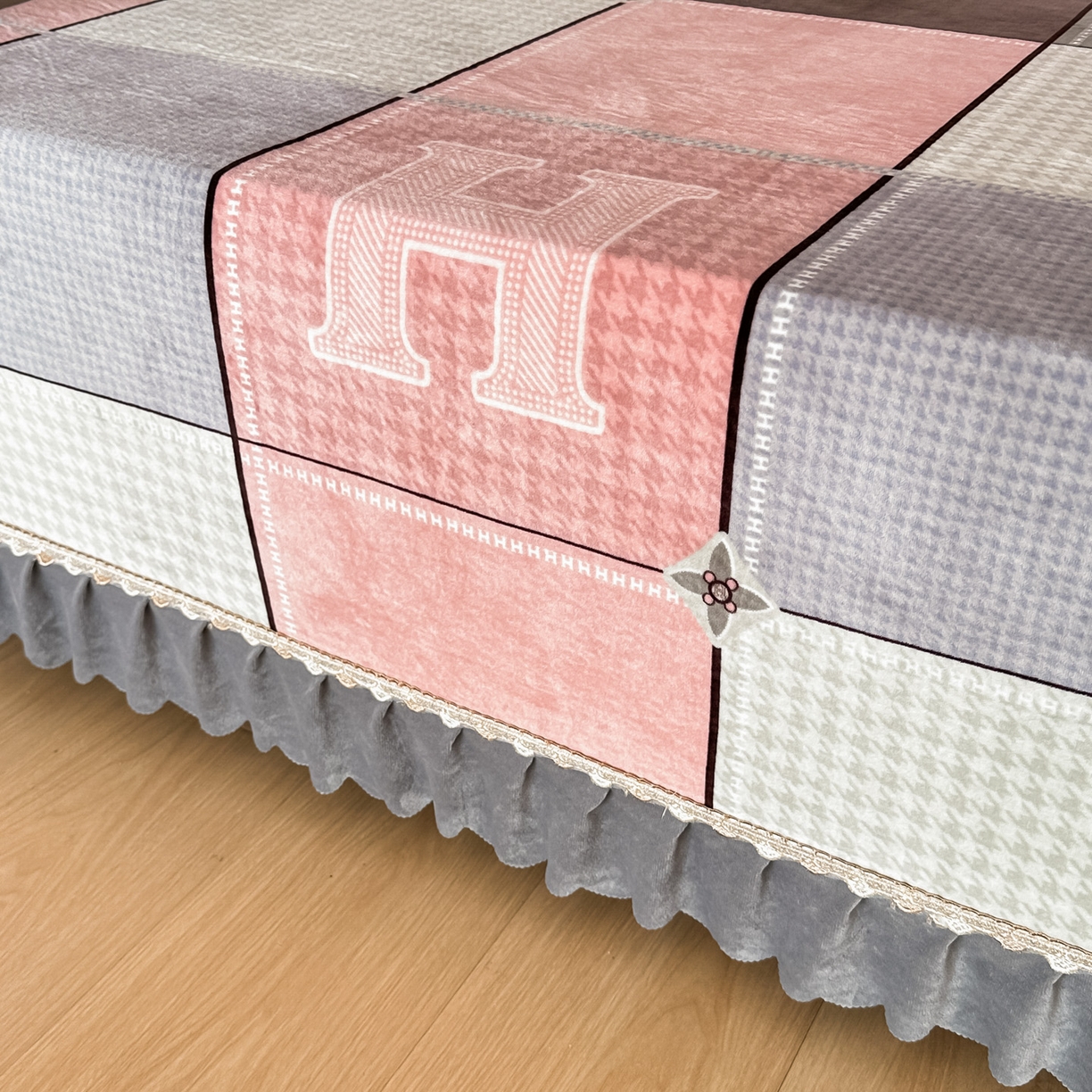 91家纺网 家纺一手货源 找家纺 手艺人家纺 2025新款宝宝绒复合牛奶绒炕盖 JHK37