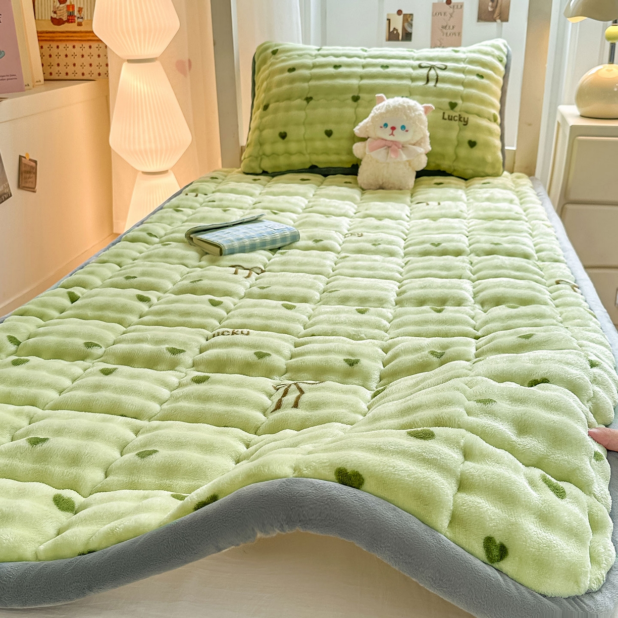 91家纺网 家纺一手货源 找家纺 眠势力 2025新款牛奶绒泡泡床褥加绒仿兔毛绒床褥子秋冬保暖珊瑚绒夹棉学生上下铺床护垫 爱心绿
