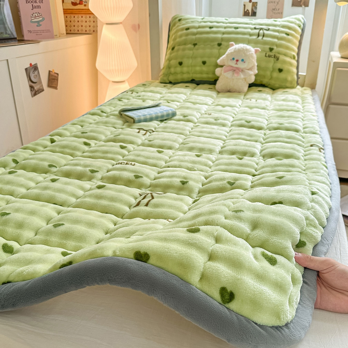 91家纺网 家纺一手货源 找家纺 眠势力 2025新款牛奶绒泡泡床褥加绒仿兔毛绒床褥子秋冬保暖珊瑚绒夹棉学生上下铺床护垫 爱心绿