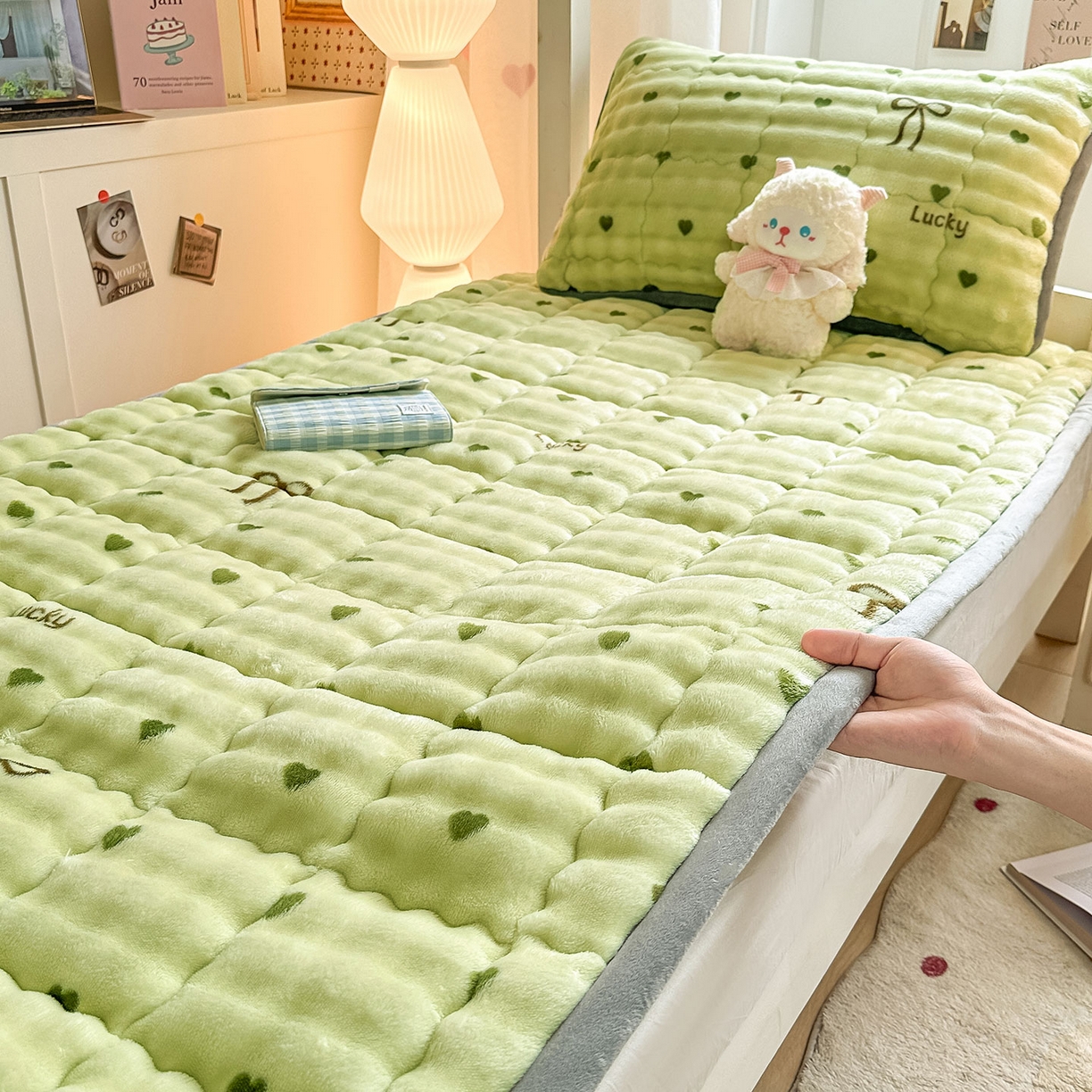 91家纺网 家纺一手货源 找家纺 眠势力 2025新款牛奶绒泡泡床褥加绒仿兔毛绒床褥子秋冬保暖珊瑚绒夹棉学生上下铺床护垫 爱心绿