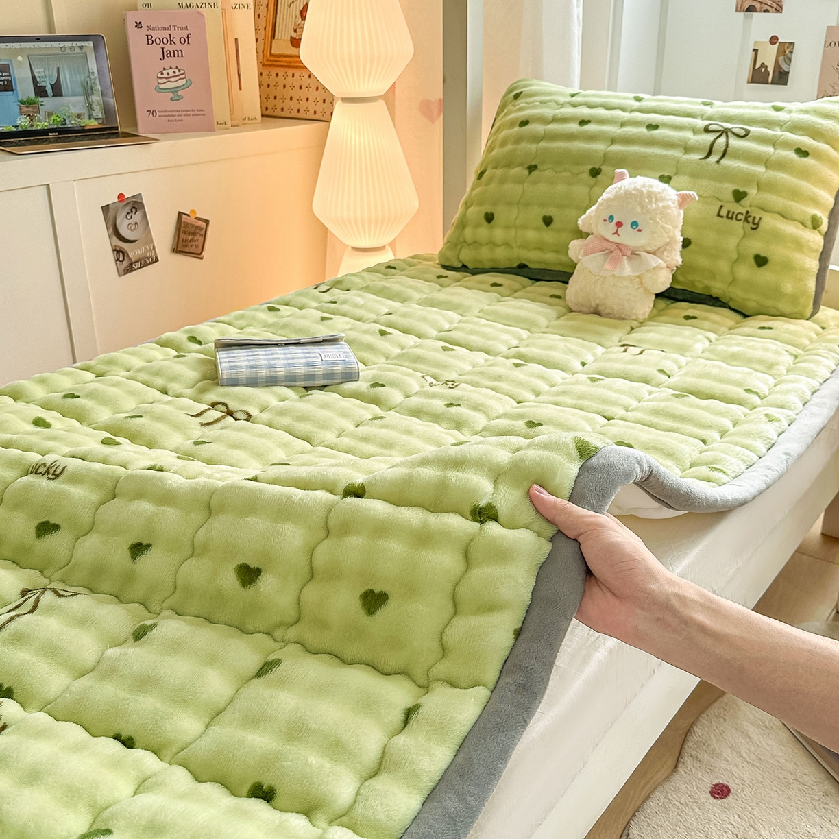 91家纺网 家纺一手货源 找家纺 眠势力 2025新款牛奶绒泡泡床褥加绒仿兔毛绒床褥子秋冬保暖珊瑚绒夹棉学生上下铺床护垫 爱心绿