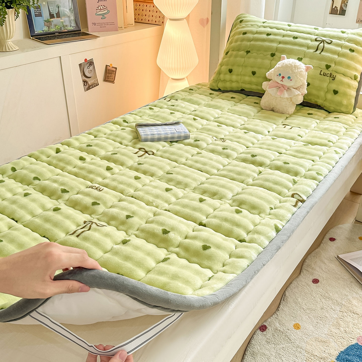 91家纺网 家纺一手货源 找家纺 眠势力 2025新款牛奶绒泡泡床褥加绒仿兔毛绒床褥子秋冬保暖珊瑚绒夹棉学生上下铺床护垫 爱心绿