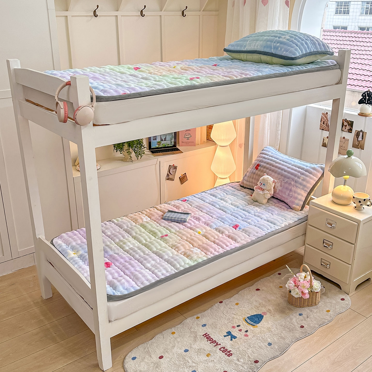 91家纺网 家纺一手货源 找家纺 眠势力 2025新款牛奶绒泡泡床褥加绒仿兔毛绒床褥子秋冬保暖珊瑚绒夹棉学生上下铺床护垫 草莓KT