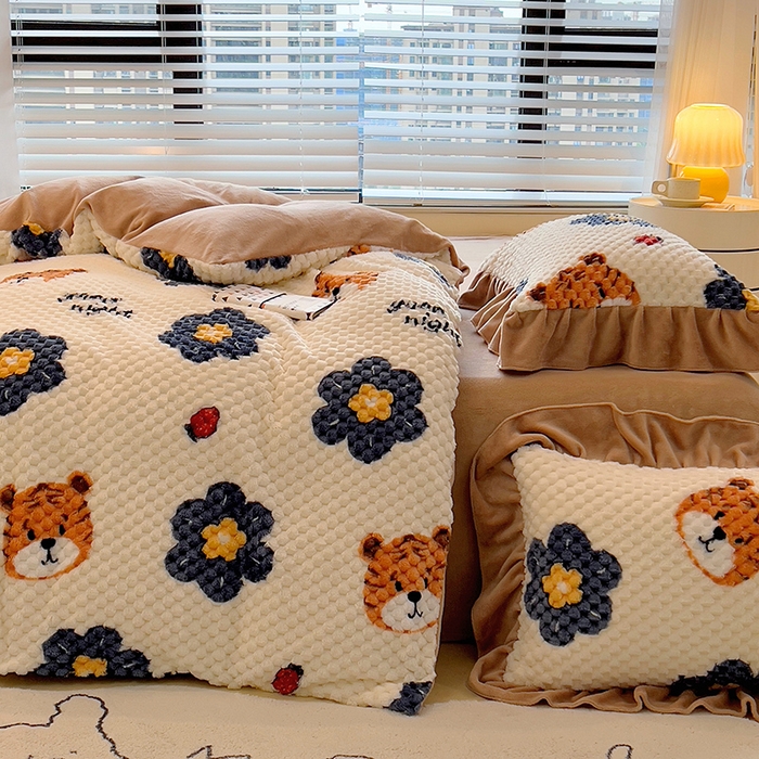 91家纺网 家纺一手货源 找家纺 摩妮卡 2025新款提花豆豆绒卡通印花牛奶绒四件套 乖乖虎