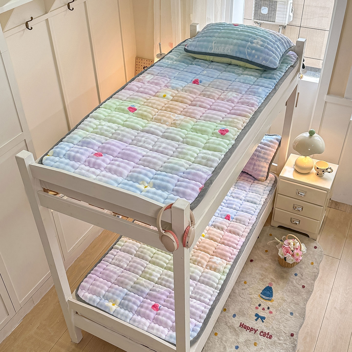 91家纺网 家纺一手货源 找家纺 眠势力 2025新款牛奶绒泡泡床褥加绒仿兔毛绒床褥子秋冬保暖珊瑚绒夹棉学生上下铺床护垫 草莓KT