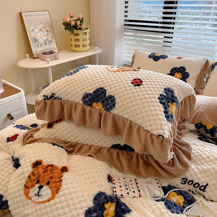 91家纺网 家纺一手货源 找家纺 摩妮卡 2025新款提花豆豆绒卡通印花牛奶绒四件套 乖乖虎