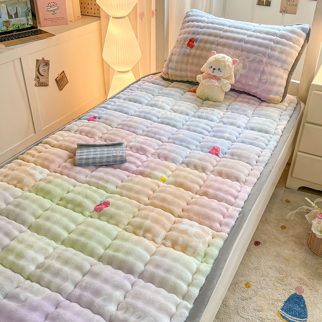 91家纺网 家纺一手货源 找家纺 眠势力 2025新款牛奶绒泡泡床褥加绒仿兔毛绒床褥子秋冬保暖珊瑚绒夹棉学生上下铺床护垫 草莓KT