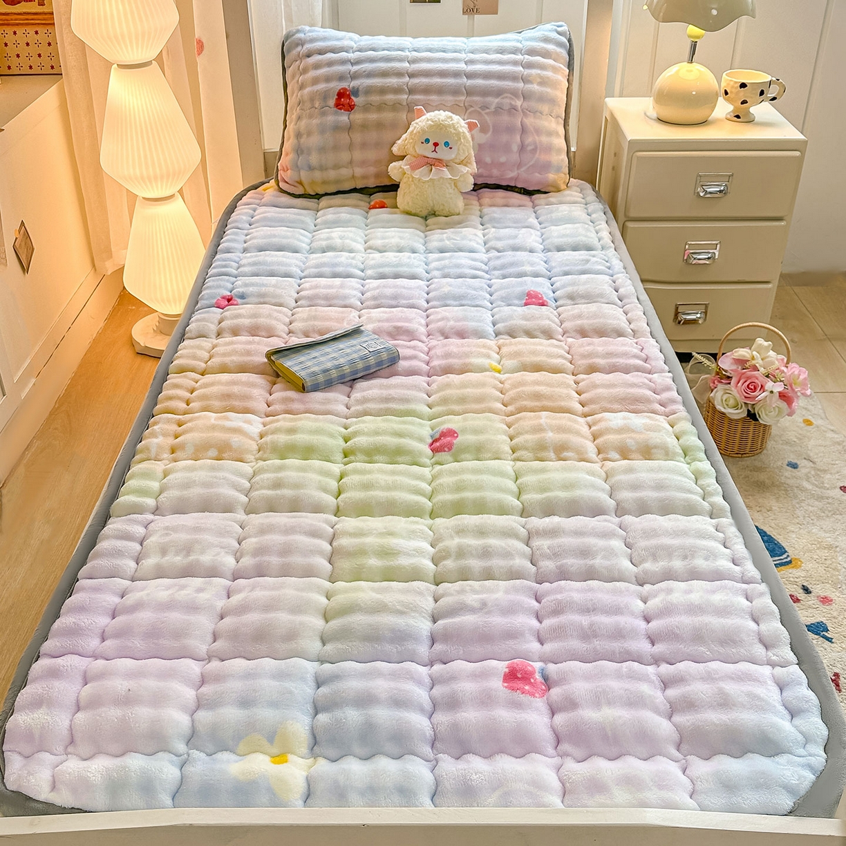 91家纺网 家纺一手货源 找家纺 眠势力 2025新款牛奶绒泡泡床褥加绒仿兔毛绒床褥子秋冬保暖珊瑚绒夹棉学生上下铺床护垫 草莓KT