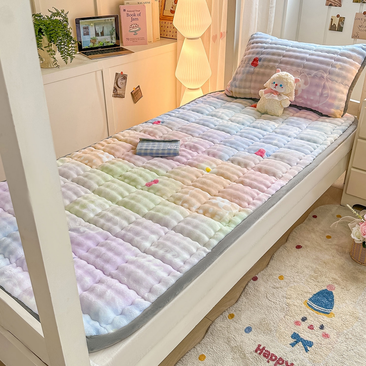 91家纺网 家纺一手货源 找家纺 眠势力 2025新款牛奶绒泡泡床褥加绒仿兔毛绒床褥子秋冬保暖珊瑚绒夹棉学生上下铺床护垫 草莓KT