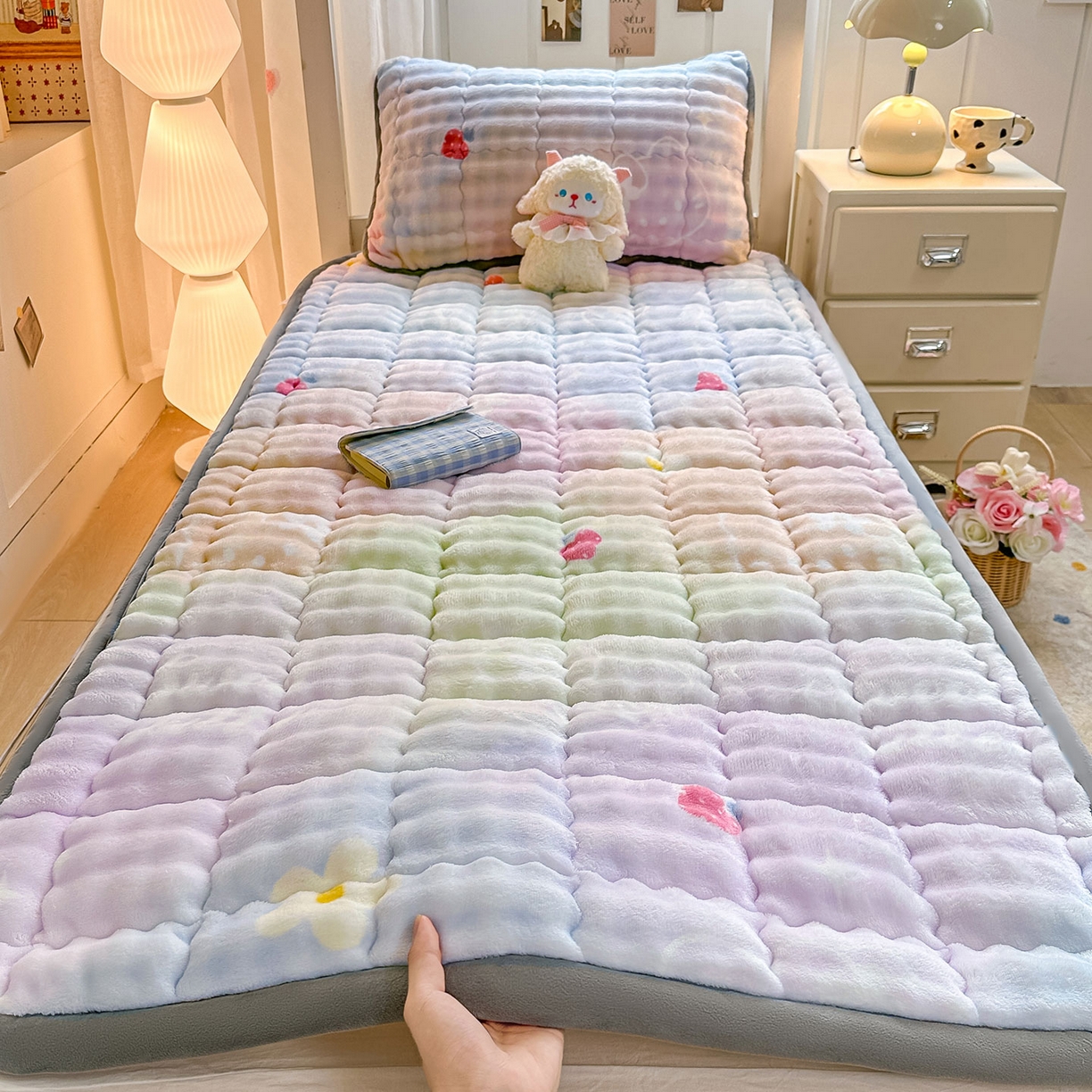 91家纺网 家纺一手货源 找家纺 眠势力 2025新款牛奶绒泡泡床褥加绒仿兔毛绒床褥子秋冬保暖珊瑚绒夹棉学生上下铺床护垫 草莓KT
