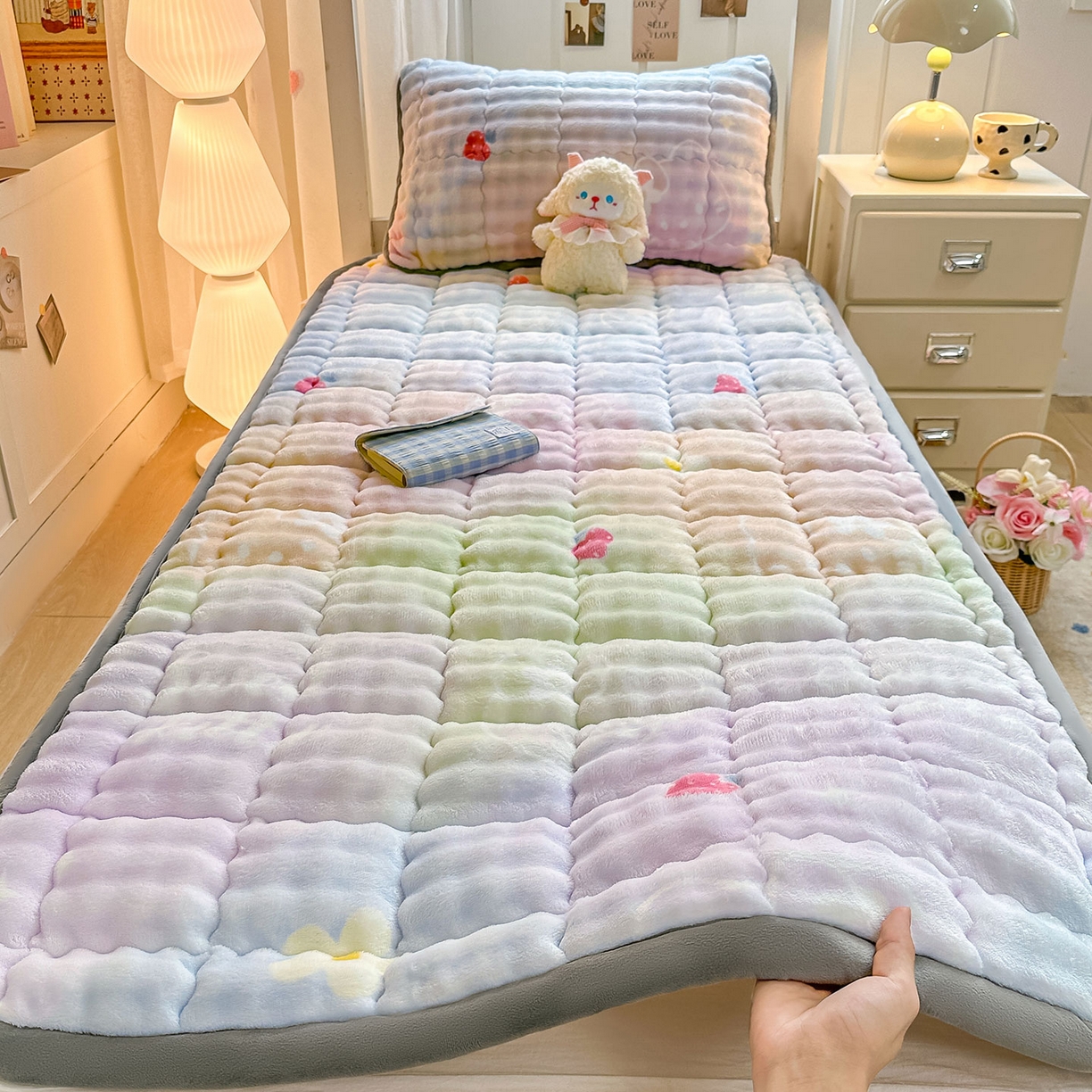 91家纺网 家纺一手货源 找家纺 眠势力 2025新款牛奶绒泡泡床褥加绒仿兔毛绒床褥子秋冬保暖珊瑚绒夹棉学生上下铺床护垫 草莓KT