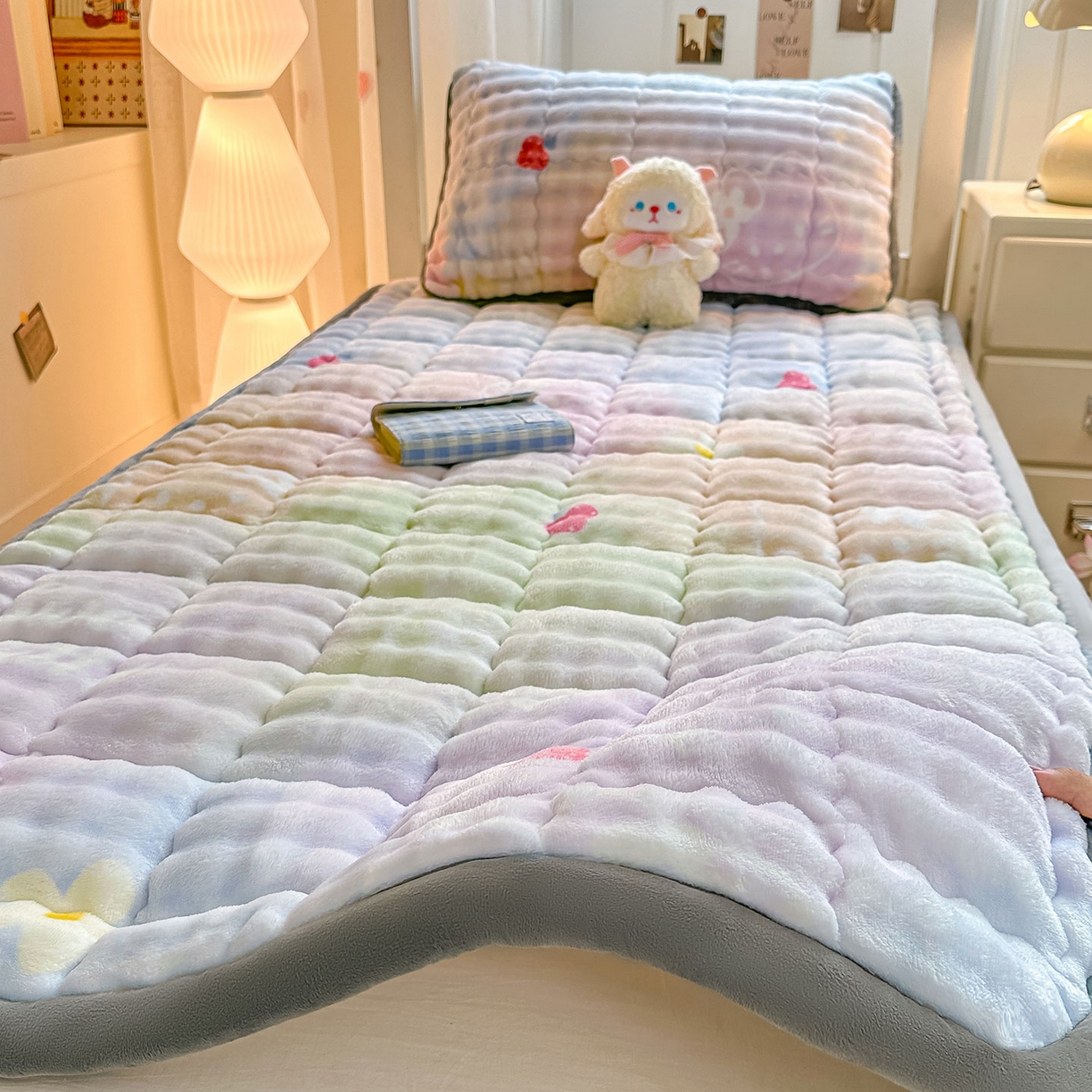 91家纺网 家纺一手货源 找家纺 眠势力 2025新款牛奶绒泡泡床褥加绒仿兔毛绒床褥子秋冬保暖珊瑚绒夹棉学生上下铺床护垫 草莓KT