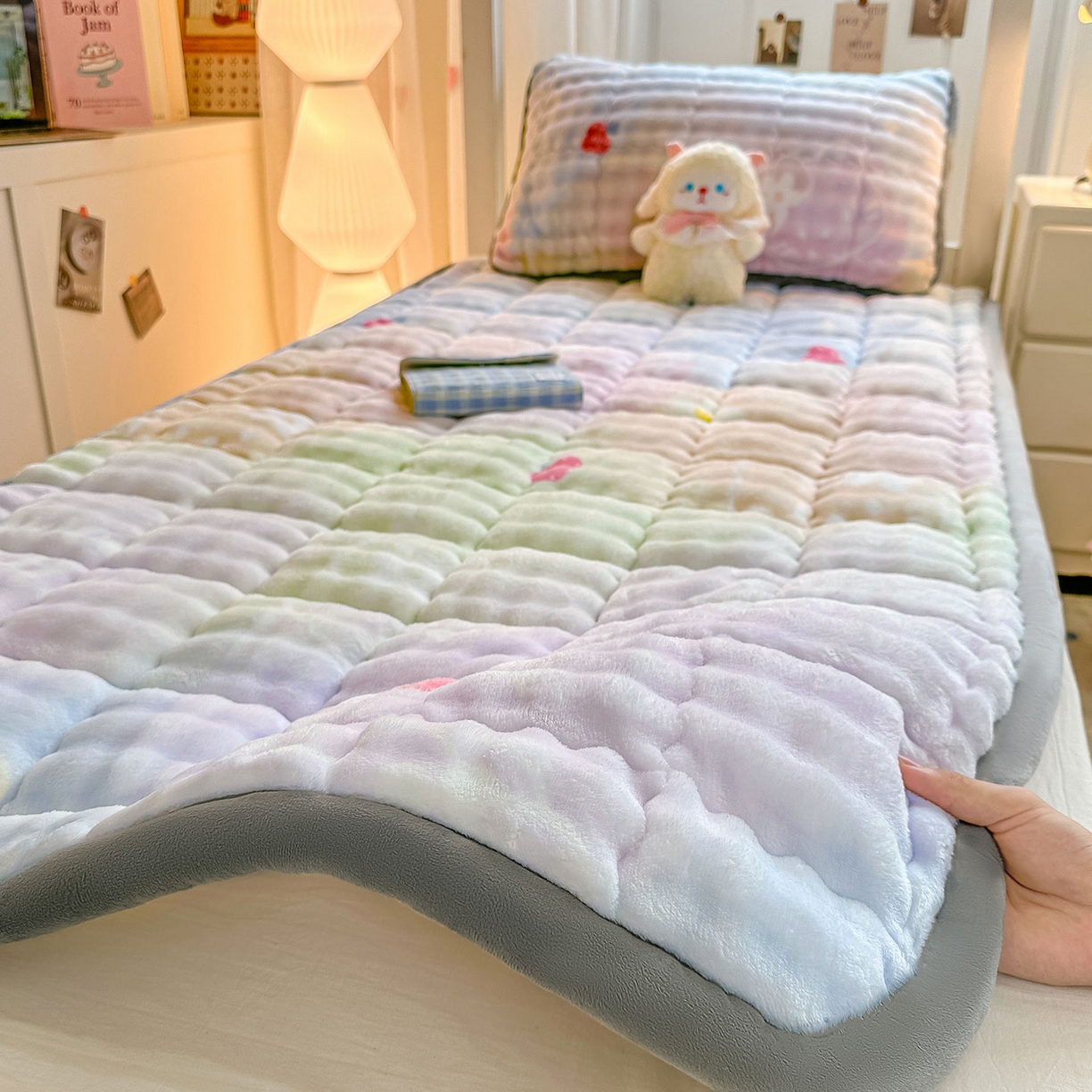 91家纺网 家纺一手货源 找家纺 眠势力 2025新款牛奶绒泡泡床褥加绒仿兔毛绒床褥子秋冬保暖珊瑚绒夹棉学生上下铺床护垫 草莓KT