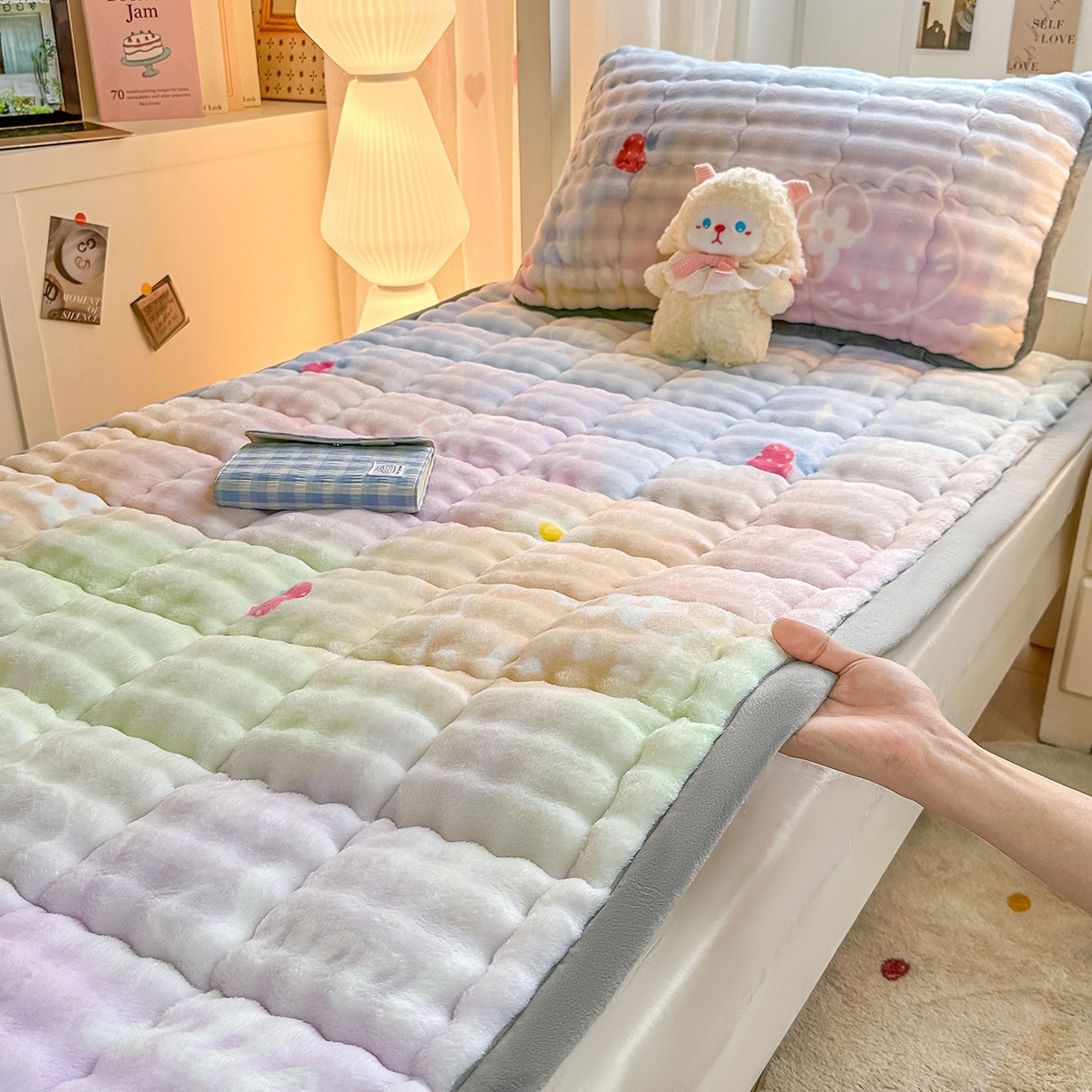 91家纺网 家纺一手货源 找家纺 眠势力 2025新款牛奶绒泡泡床褥加绒仿兔毛绒床褥子秋冬保暖珊瑚绒夹棉学生上下铺床护垫 草莓KT
