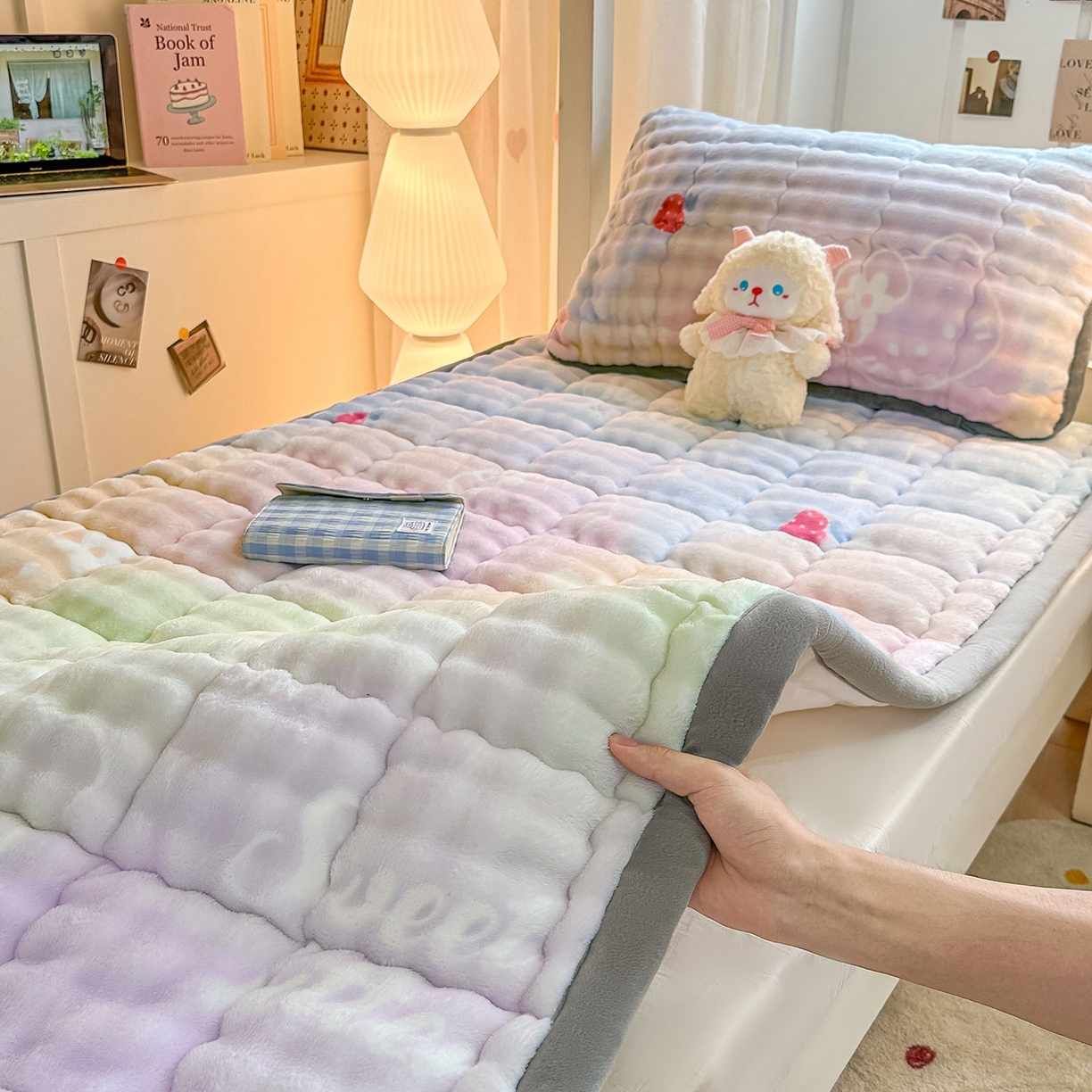 91家纺网 家纺一手货源 找家纺 眠势力 2025新款牛奶绒泡泡床褥加绒仿兔毛绒床褥子秋冬保暖珊瑚绒夹棉学生上下铺床护垫 草莓KT