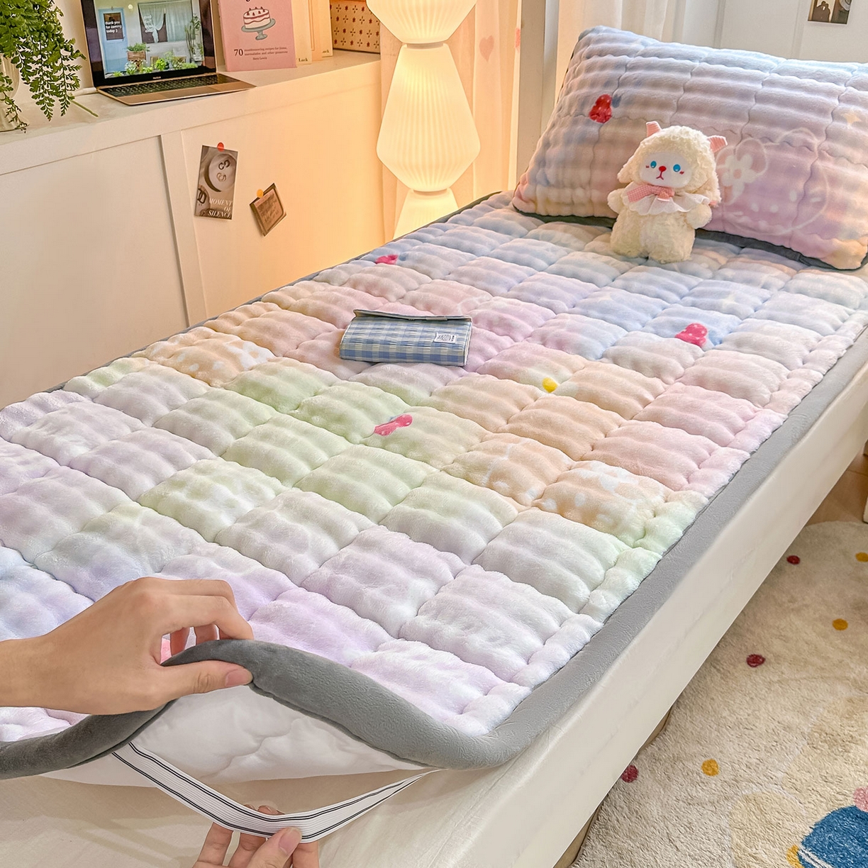 91家纺网 家纺一手货源 找家纺 眠势力 2025新款牛奶绒泡泡床褥加绒仿兔毛绒床褥子秋冬保暖珊瑚绒夹棉学生上下铺床护垫 草莓KT