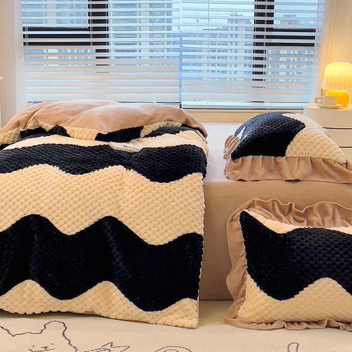 91家纺网 家纺一手货源 找家纺 摩妮卡 2025新款提花豆豆绒卡通印花牛奶绒四件套 黑糖奶牛