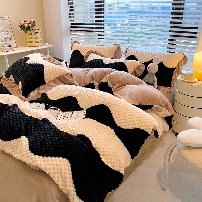 91家纺网 家纺一手货源 找家纺 摩妮卡 2025新款提花豆豆绒卡通印花牛奶绒四件套 黑糖奶牛