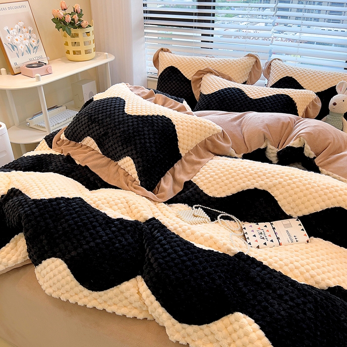 91家纺网 家纺一手货源 找家纺 摩妮卡 2025新款提花豆豆绒卡通印花牛奶绒四件套 黑糖奶牛