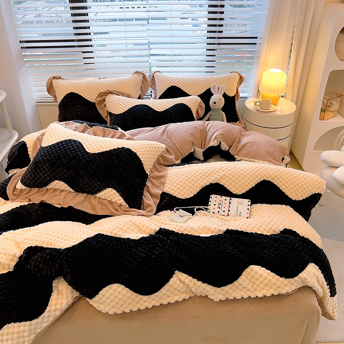 91家纺网 家纺一手货源 找家纺 摩妮卡 2025新款提花豆豆绒卡通印花牛奶绒四件套 黑糖奶牛