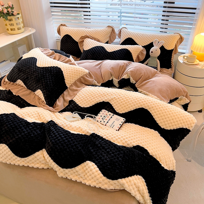 91家纺网 家纺一手货源 找家纺 摩妮卡 2025新款提花豆豆绒卡通印花牛奶绒四件套 黑糖奶牛