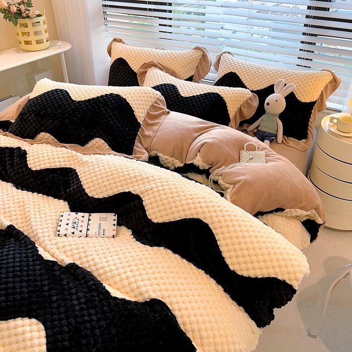 91家纺网 家纺一手货源 找家纺 摩妮卡 2025新款提花豆豆绒卡通印花牛奶绒四件套 黑糖奶牛