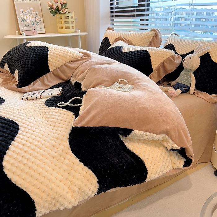 91家纺网 家纺一手货源 找家纺 摩妮卡 2025新款提花豆豆绒卡通印花牛奶绒四件套 黑糖奶牛