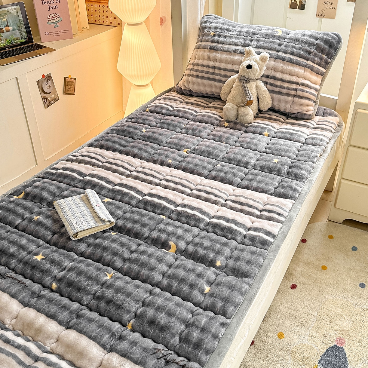 91家纺网 家纺一手货源 找家纺 眠势力 2025新款牛奶绒泡泡床褥加绒仿兔毛绒床褥子秋冬保暖珊瑚绒夹棉学生上下铺床护垫 繁星