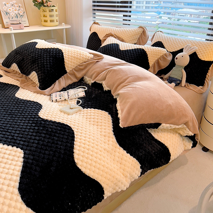 91家纺网 家纺一手货源 找家纺 摩妮卡 2025新款提花豆豆绒卡通印花牛奶绒四件套 黑糖奶牛