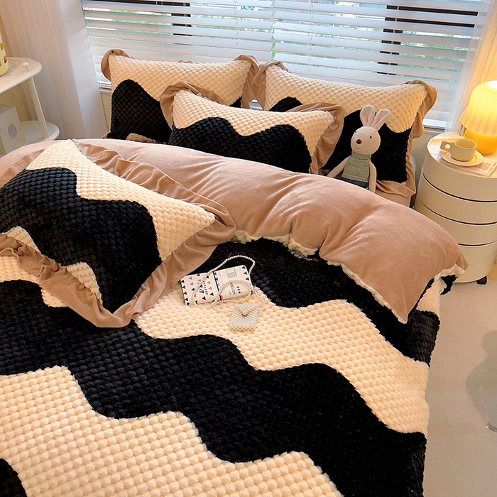 91家纺网 家纺一手货源 找家纺 摩妮卡 2025新款提花豆豆绒卡通印花牛奶绒四件套 黑糖奶牛