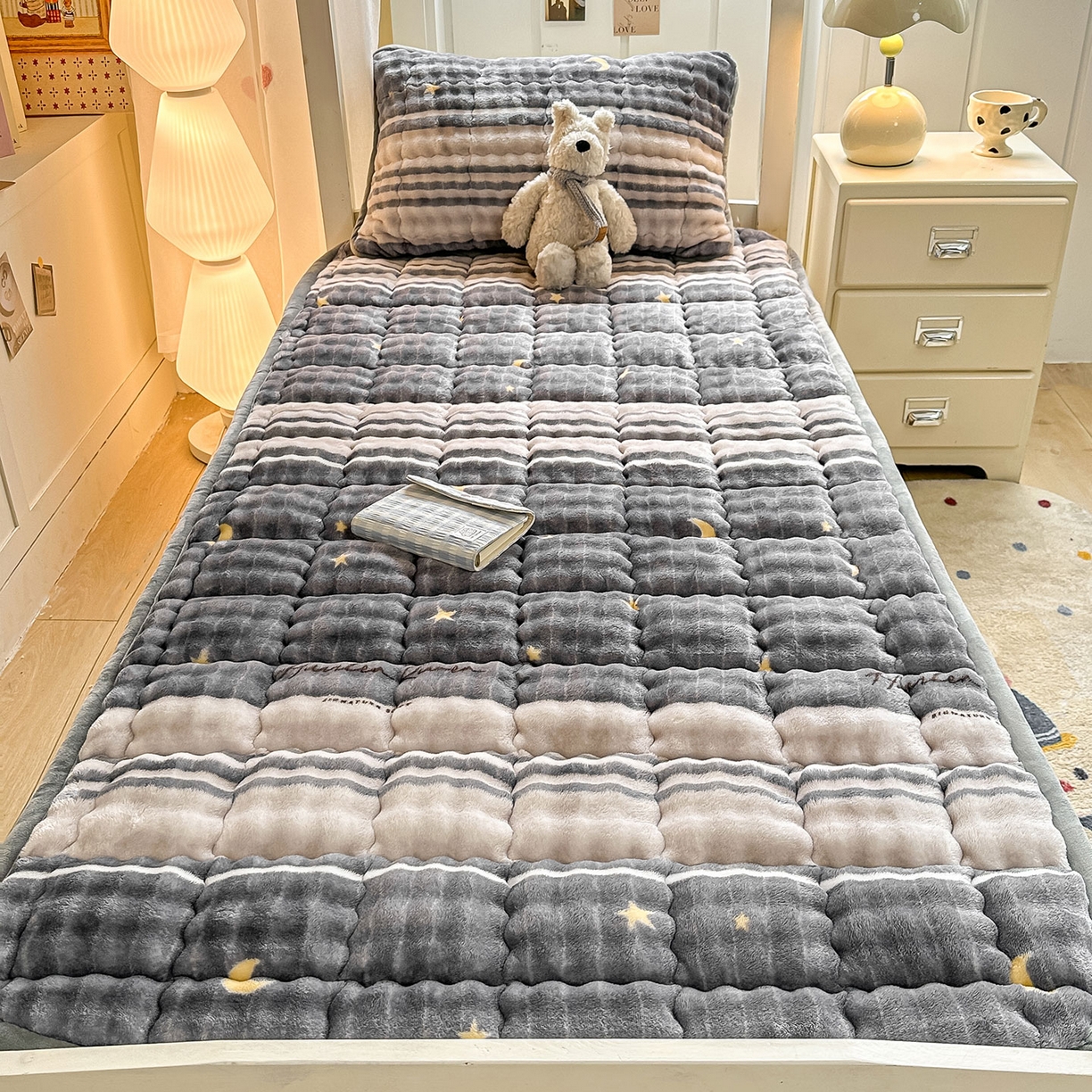 91家纺网 家纺一手货源 找家纺 眠势力 2025新款牛奶绒泡泡床褥加绒仿兔毛绒床褥子秋冬保暖珊瑚绒夹棉学生上下铺床护垫 繁星