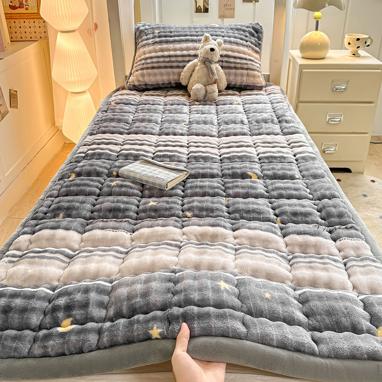 91家纺网 家纺一手货源 找家纺 眠势力 2025新款牛奶绒泡泡床褥加绒仿兔毛绒床褥子秋冬保暖珊瑚绒夹棉学生上下铺床护垫 繁星