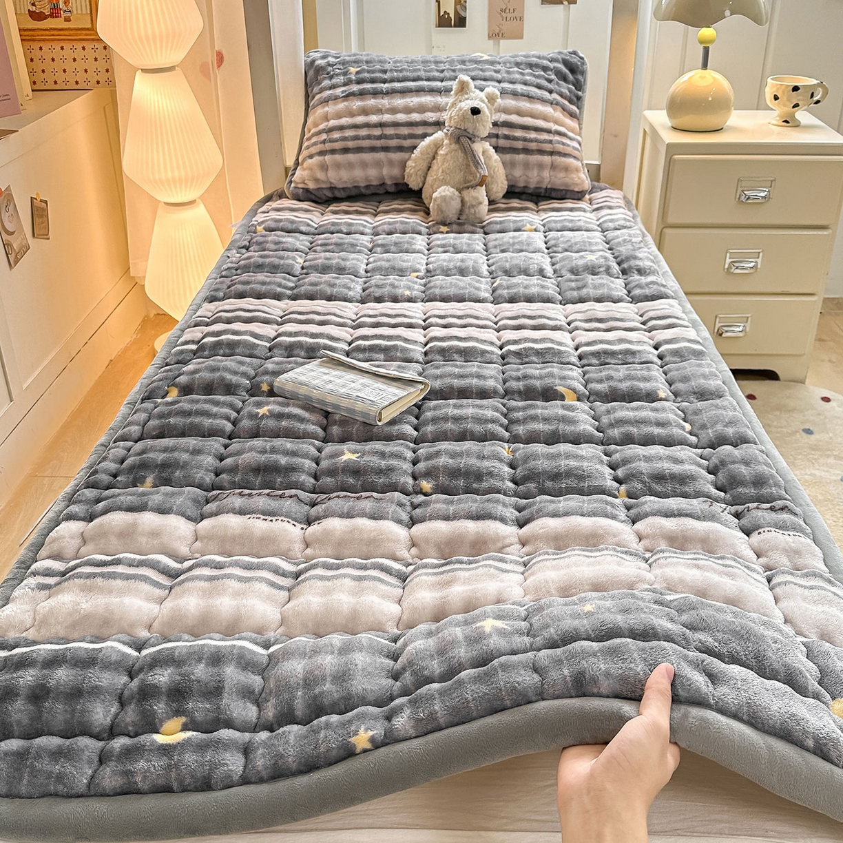 91家纺网 家纺一手货源 找家纺 眠势力 2025新款牛奶绒泡泡床褥加绒仿兔毛绒床褥子秋冬保暖珊瑚绒夹棉学生上下铺床护垫 繁星