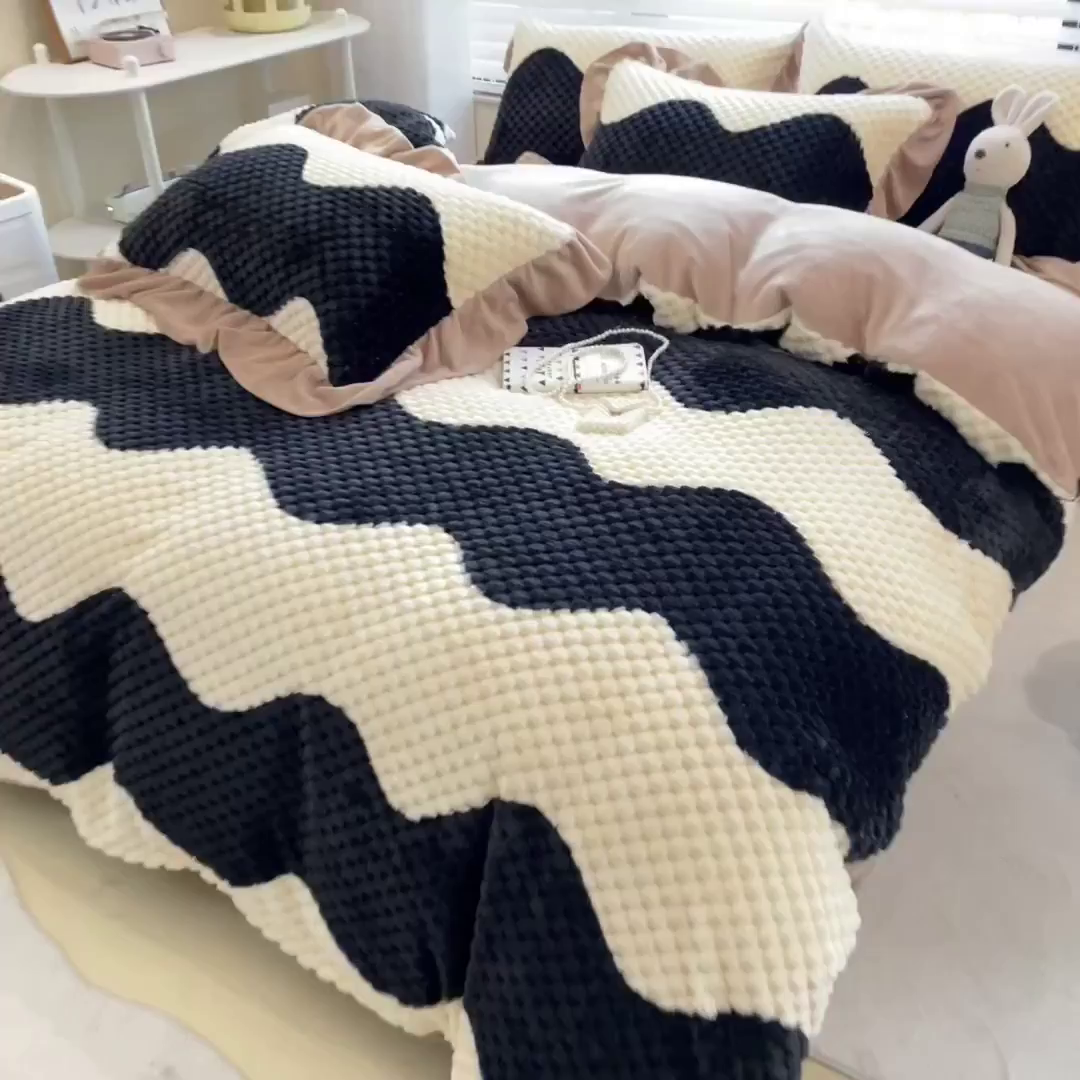 91家纺网 家纺一手货源 找家纺 摩妮卡 2025新款提花豆豆绒卡通印花牛奶绒四件套 黑糖奶牛