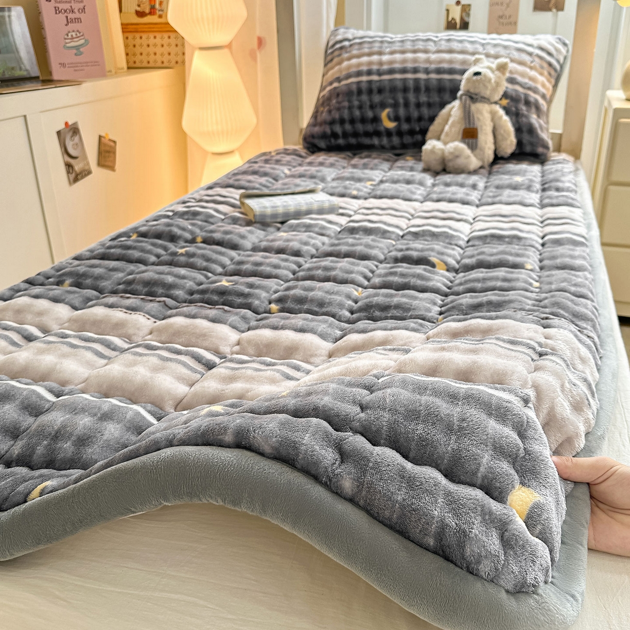 91家纺网 家纺一手货源 找家纺 眠势力 2025新款牛奶绒泡泡床褥加绒仿兔毛绒床褥子秋冬保暖珊瑚绒夹棉学生上下铺床护垫 繁星