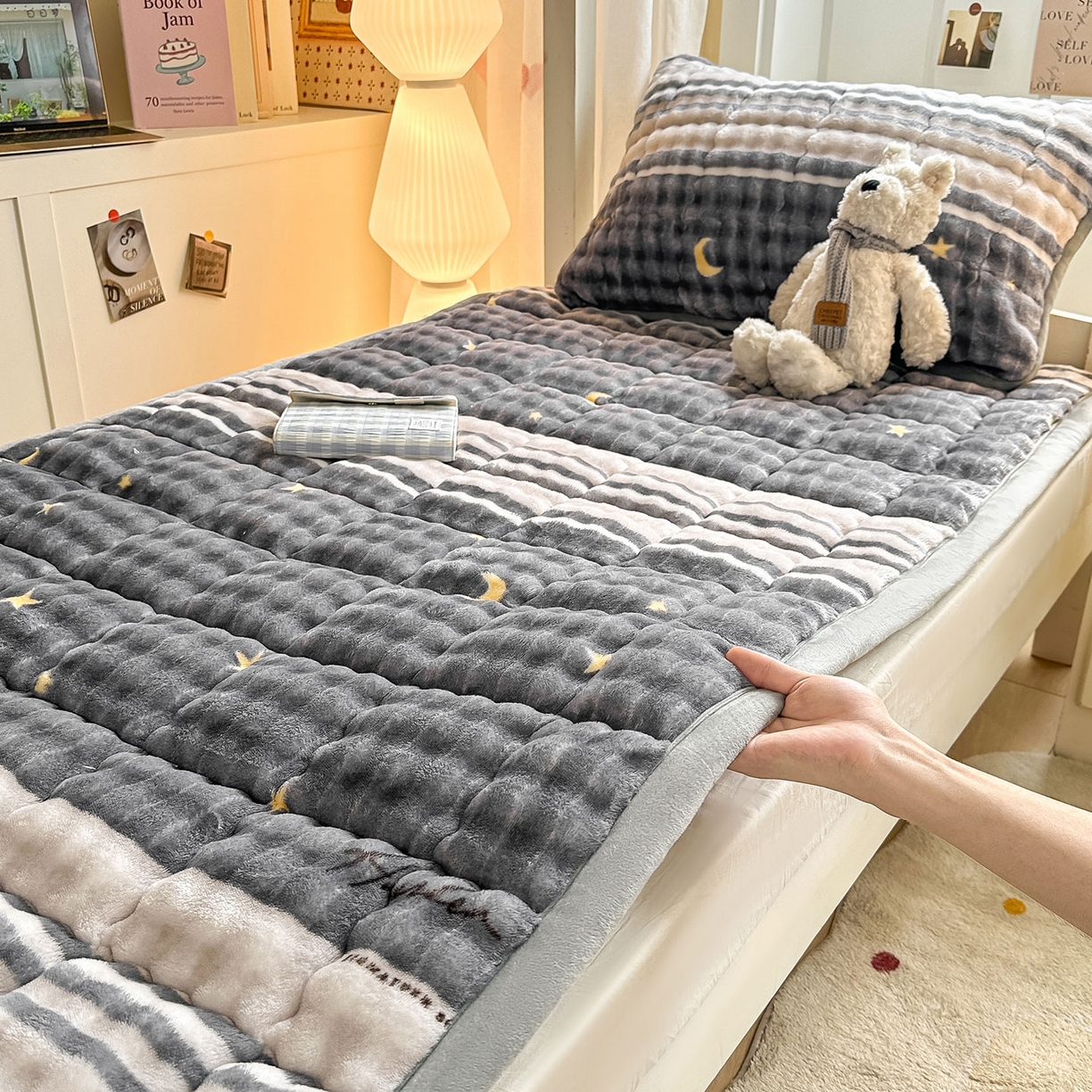 91家纺网 家纺一手货源 找家纺 眠势力 2025新款牛奶绒泡泡床褥加绒仿兔毛绒床褥子秋冬保暖珊瑚绒夹棉学生上下铺床护垫 繁星