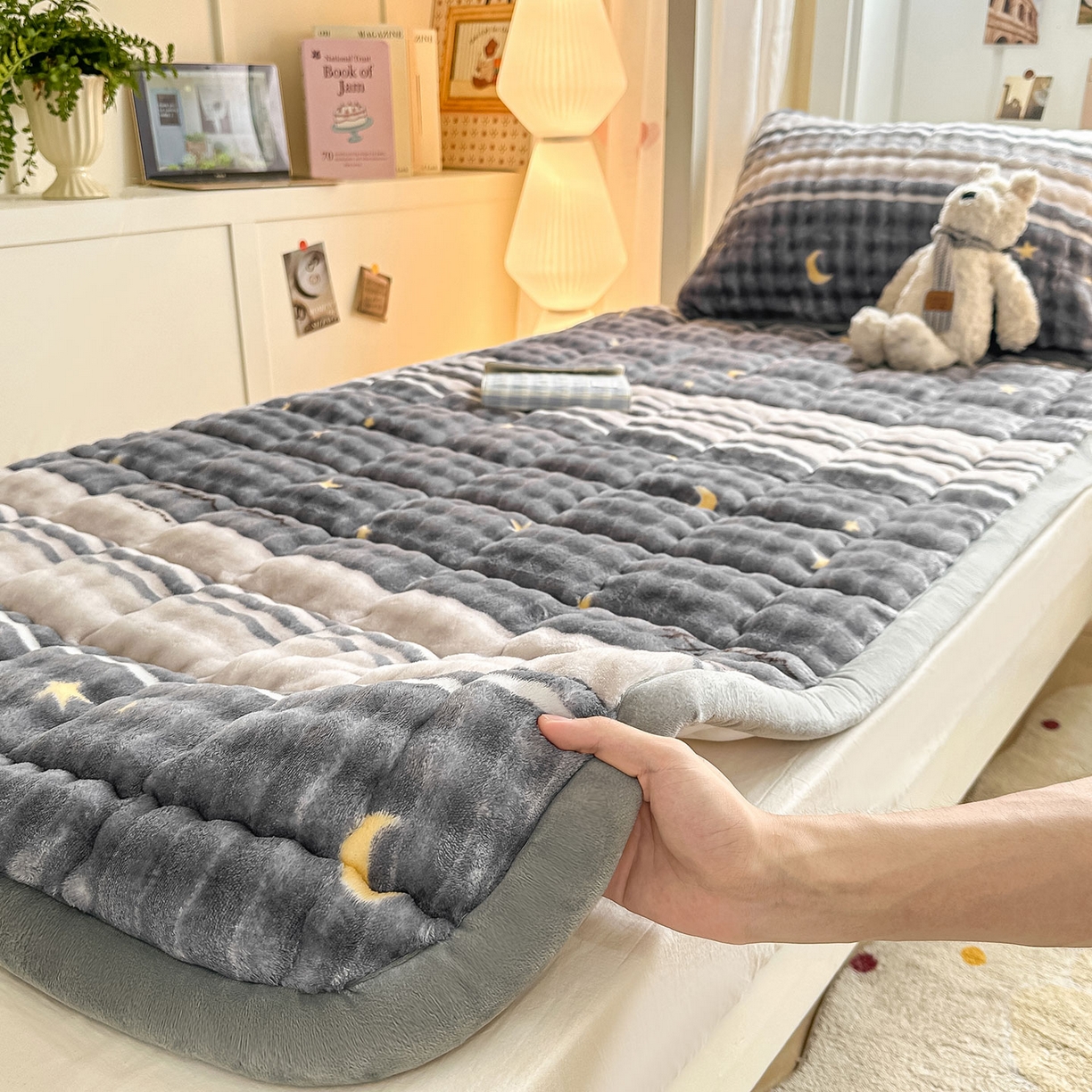 91家纺网 家纺一手货源 找家纺 眠势力 2025新款牛奶绒泡泡床褥加绒仿兔毛绒床褥子秋冬保暖珊瑚绒夹棉学生上下铺床护垫 繁星