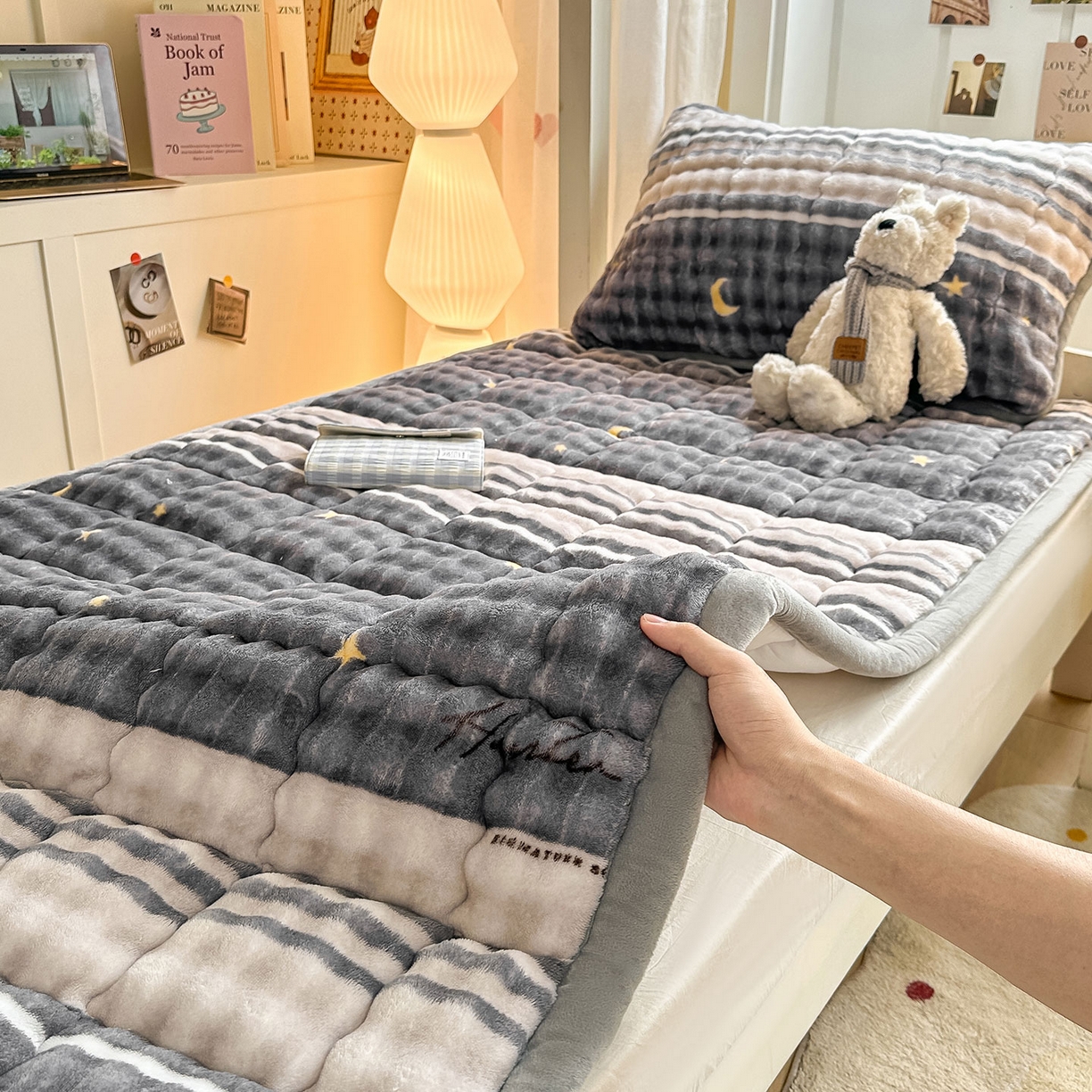 91家纺网 家纺一手货源 找家纺 眠势力 2025新款牛奶绒泡泡床褥加绒仿兔毛绒床褥子秋冬保暖珊瑚绒夹棉学生上下铺床护垫 繁星