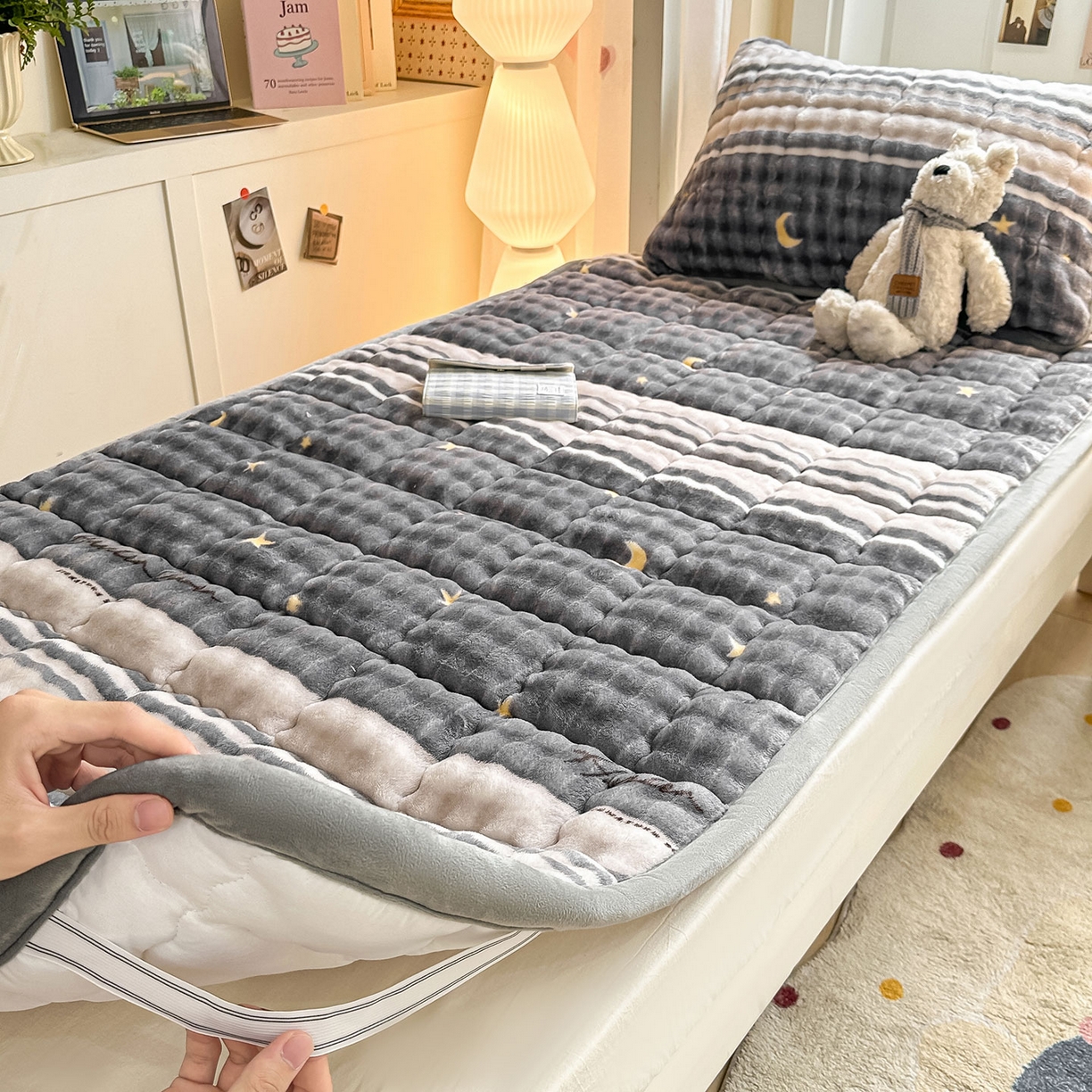 91家纺网 家纺一手货源 找家纺 眠势力 2025新款牛奶绒泡泡床褥加绒仿兔毛绒床褥子秋冬保暖珊瑚绒夹棉学生上下铺床护垫 繁星