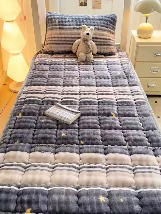 91家纺网 家纺一手货源 找家纺 眠势力 2025新款牛奶绒泡泡床褥加绒仿兔毛绒床褥子秋冬保暖珊瑚绒夹棉学生上下铺床护垫 繁星