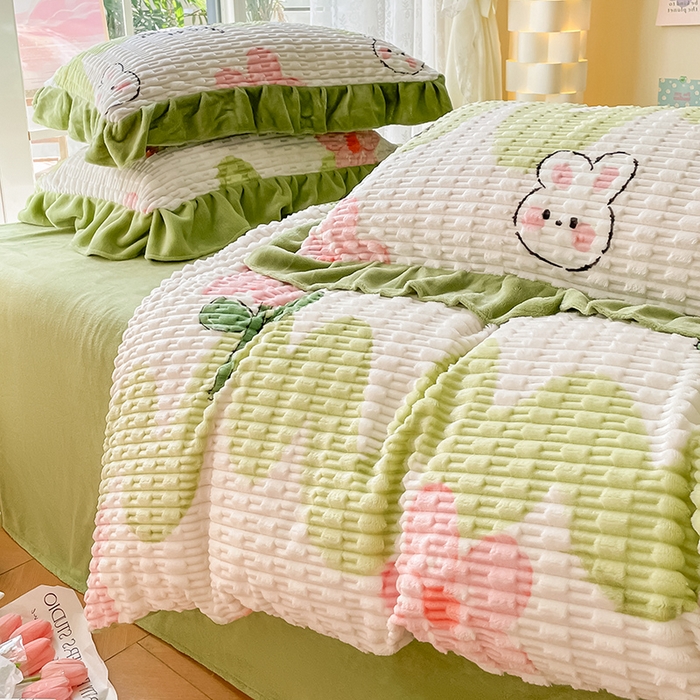 91家纺网 家纺一手货源 找家纺 摩妮卡 2025新款提花豆豆绒卡通印花牛奶绒四件套 花间兔